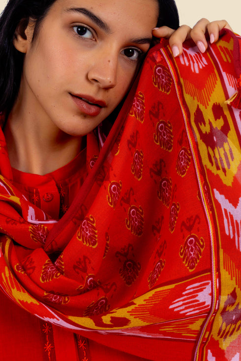 Scarf in printed cotton gauze with tassels