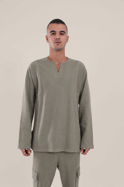 Round neckline sweater with slit