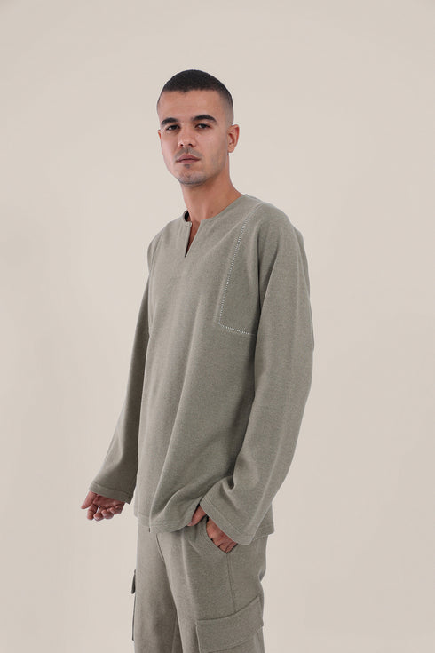 Round neckline sweater with slit