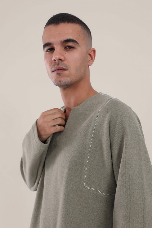 Round neckline sweater with slit