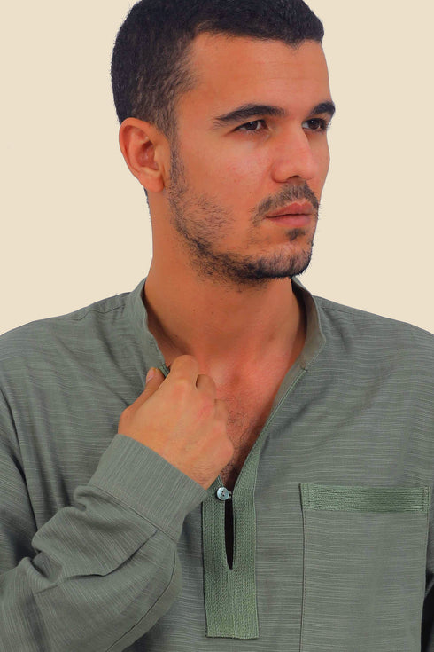 Shirt in cotton slub with high collar with slit