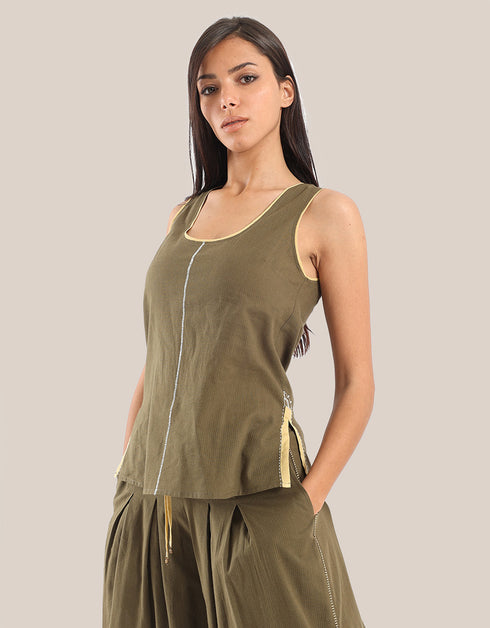 Sleeveless tank top with round front and back neckline