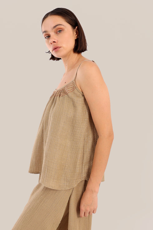 Sleeveless tank top with thin adjustable straps