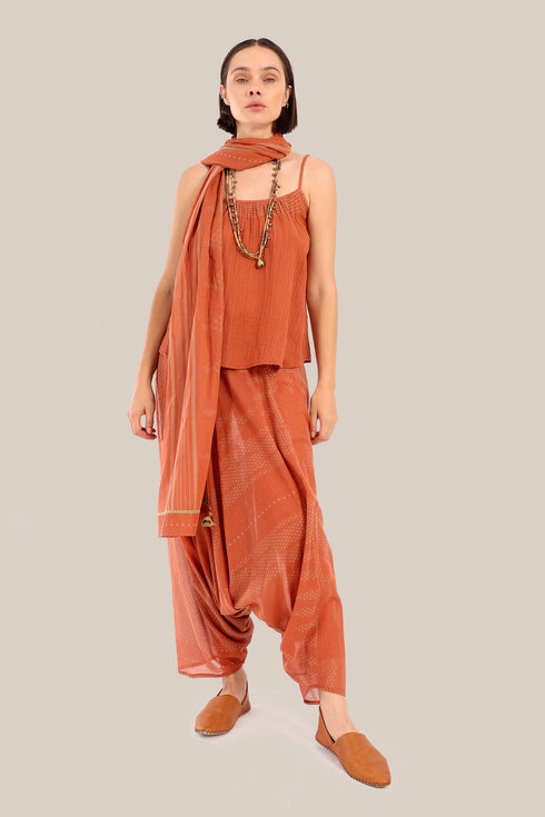 Sleeveless tank top with thin adjustable straps