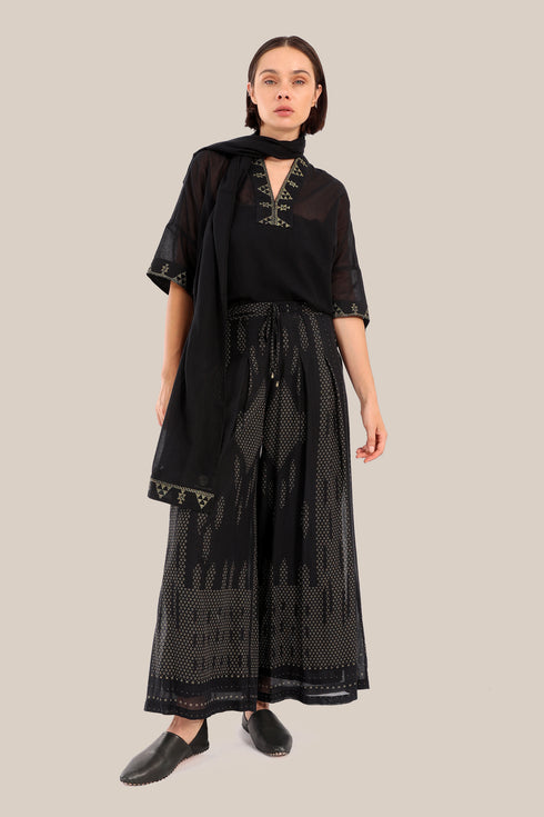 Loose fit embroidered short-sleeved top