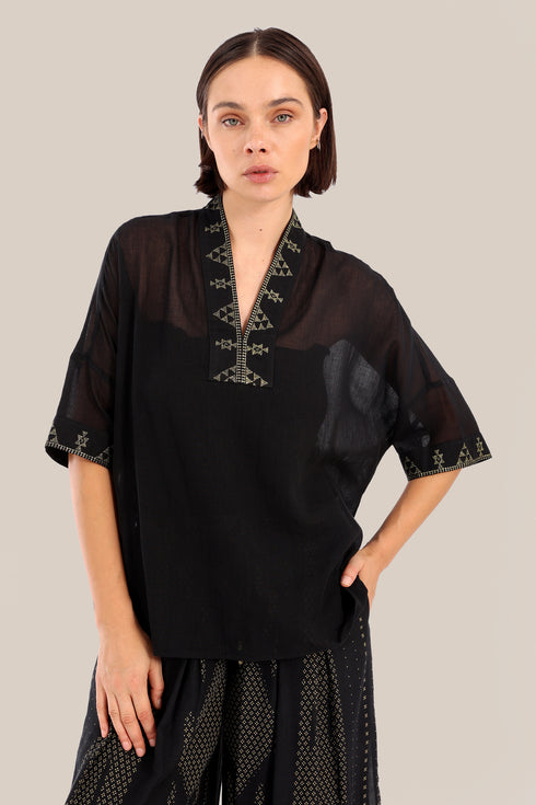 Loose fit embroidered short-sleeved top