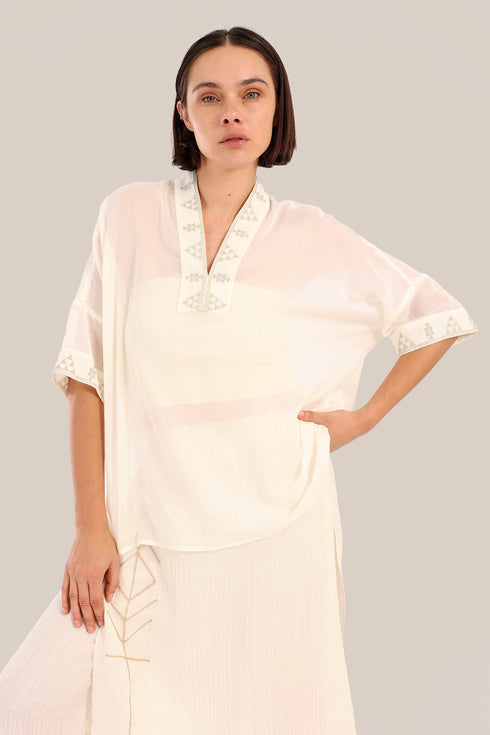 Loose fit embroidered short-sleeved top