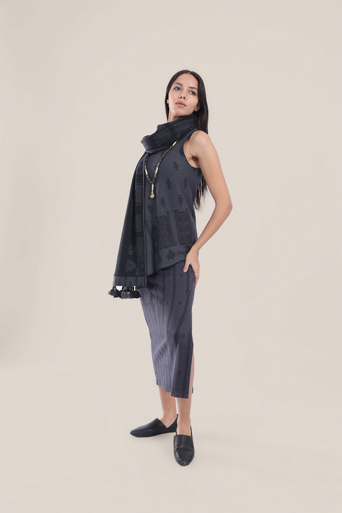 Patterned jacquard reversible asymmetric top