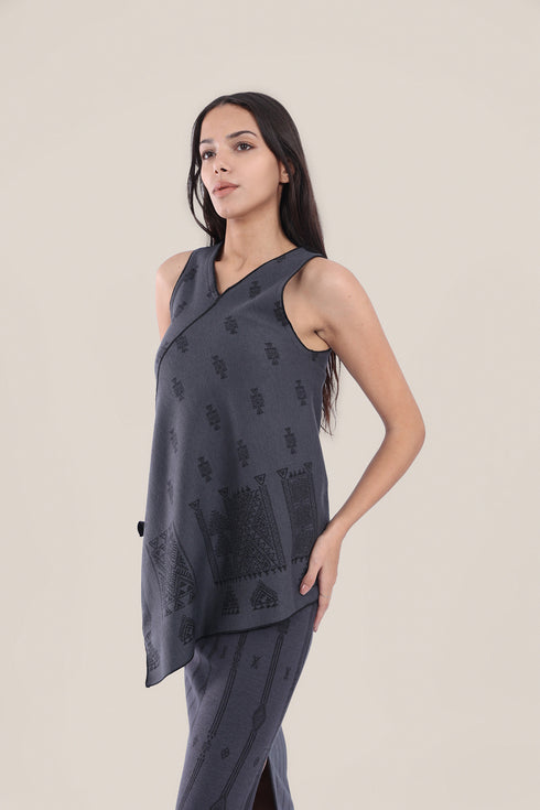 Patterned jacquard reversible asymmetric top