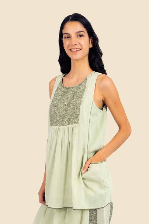 Sleeveless embroidered top in cotton gauze