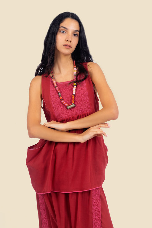 Sleeveless embroidered top in cotton gauze