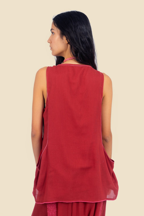 Sleeveless embroidered top in cotton gauze