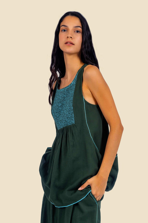 Sleeveless embroidered top in cotton gauze
