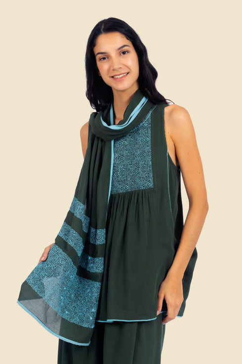 Sleeveless embroidered top in cotton gauze