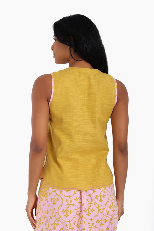 Embroidery short sleeveless top with round neckline