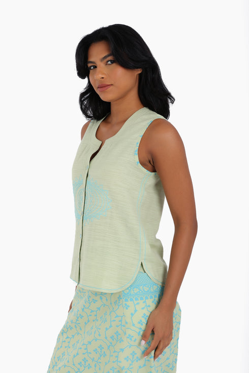 Embroidery short sleeveless top with round neckline