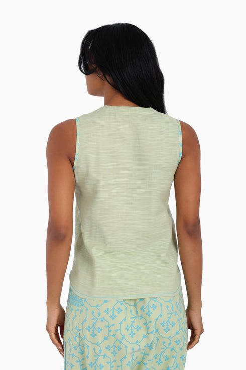 Embroidery short sleeveless top with round neckline