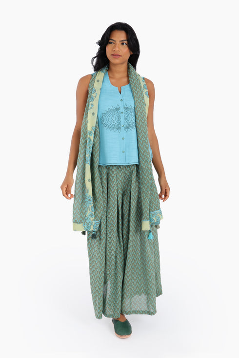 Embroidery short sleeveless top with round neckline