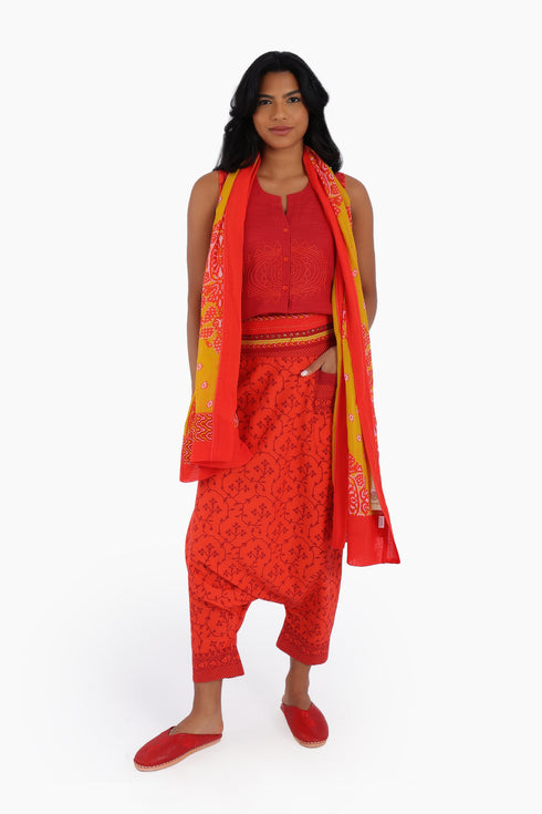 Embroidery short sleeveless top with round neckline