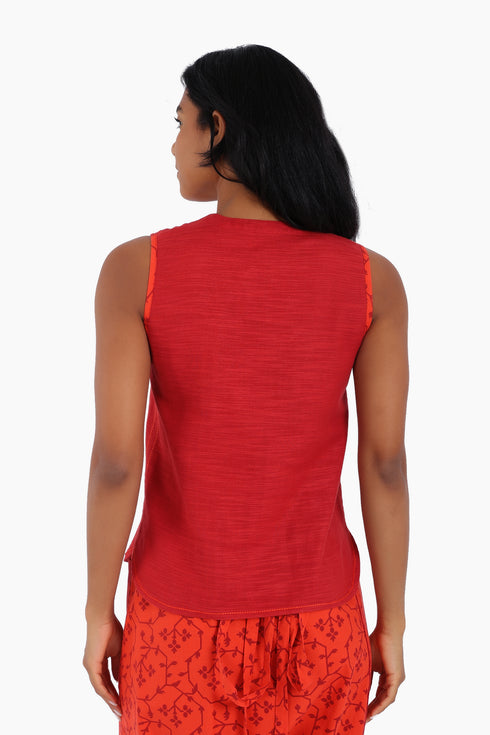 Embroidery short sleeveless top with round neckline