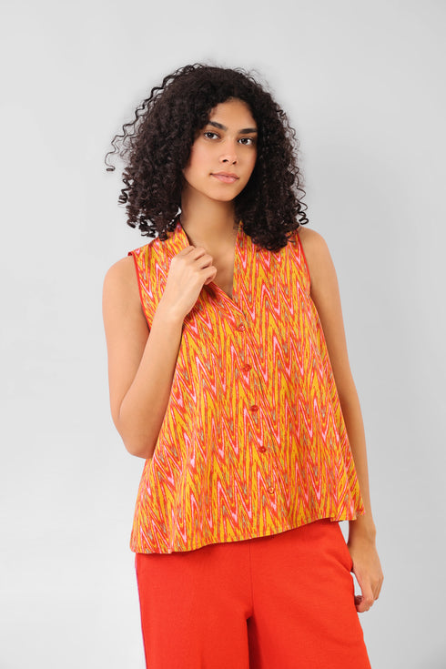 Sleeveless top in printed cotton with V neckline