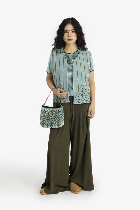 Embroidered short vest with wool yarn detailing