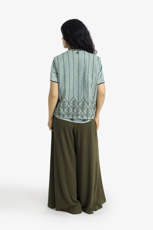 Embroidered short vest with wool yarn detailing