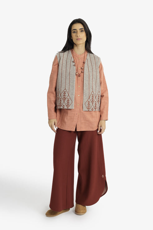 Embroidered short vest with wool yarn detailing