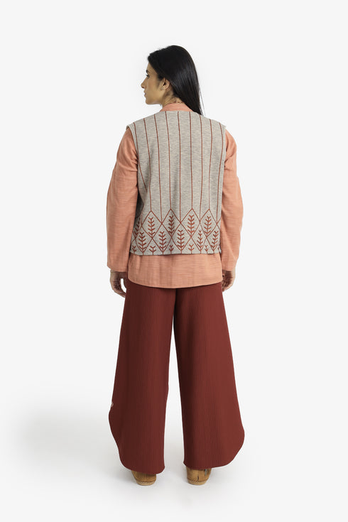 Embroidered short vest with wool yarn detailing