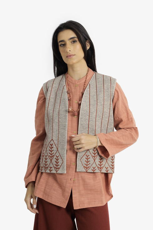 Embroidered short vest with wool yarn detailing
