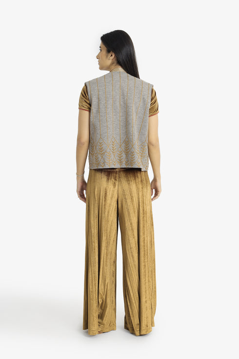 Embroidered short vest with wool yarn detailing