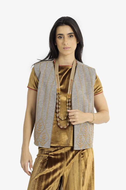 Embroidered short vest with wool yarn detailing