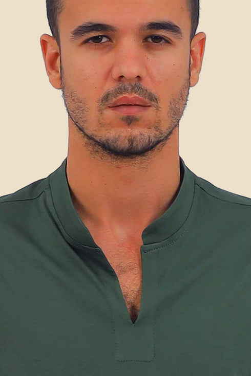 T-Shirt in cotton with round neckline with front opening