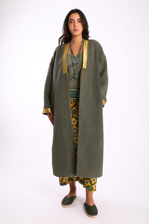 Long coat in faux fur with long sleeves and pockets