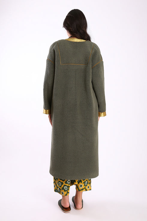 Long coat in faux fur with long sleeves and pockets