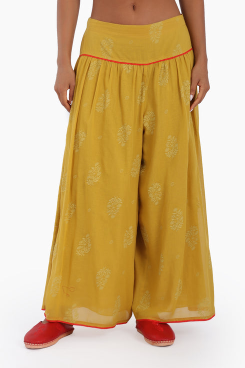 Super wide leg printed pants with contrast color piping