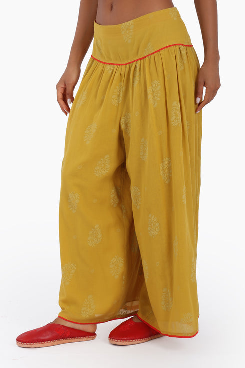 Super wide leg printed pants with contrast color piping