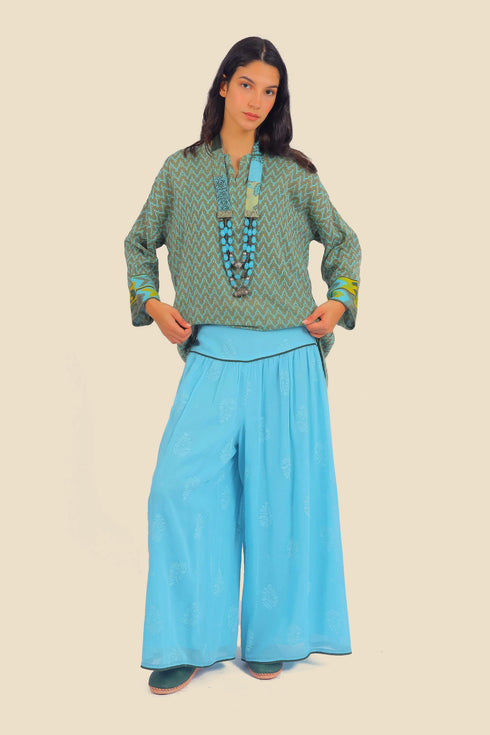 Super wide leg printed pants with contrast color piping