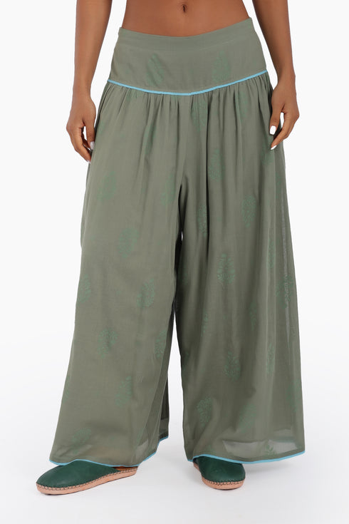 Super wide leg printed pants with contrast color piping