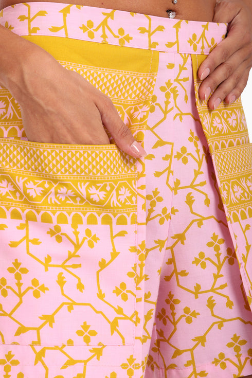 Shorts in printed cotton with front flaps