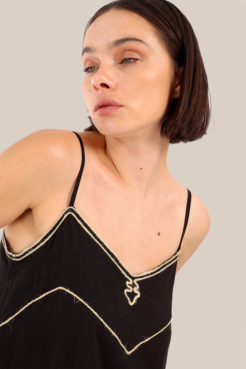 Embroidered long sleeveless dress with pockets