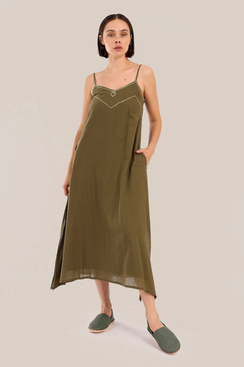 Embroidered long sleeveless dress with pockets