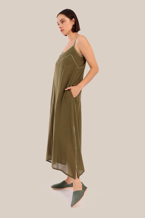 Embroidered long sleeveless dress with pockets