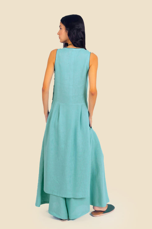 Sleeveless tunic dress in linen with contrasting color trims