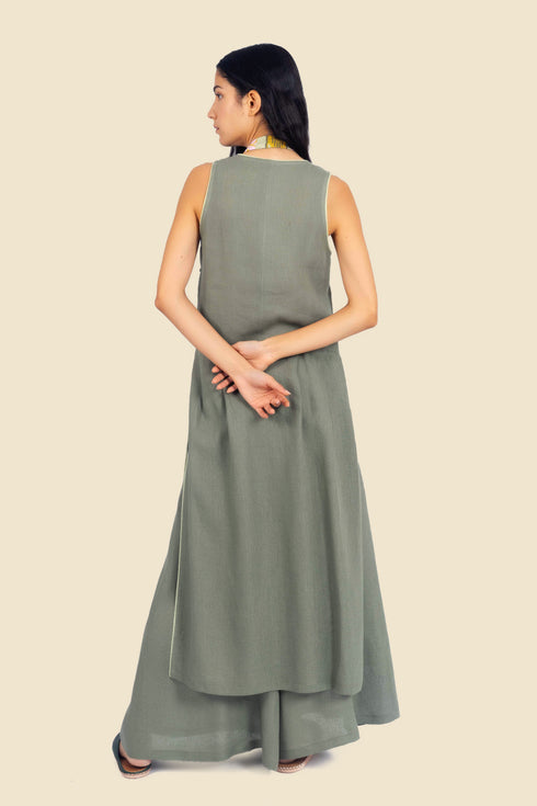 Sleeveless tunic dress in linen with contrasting color trims