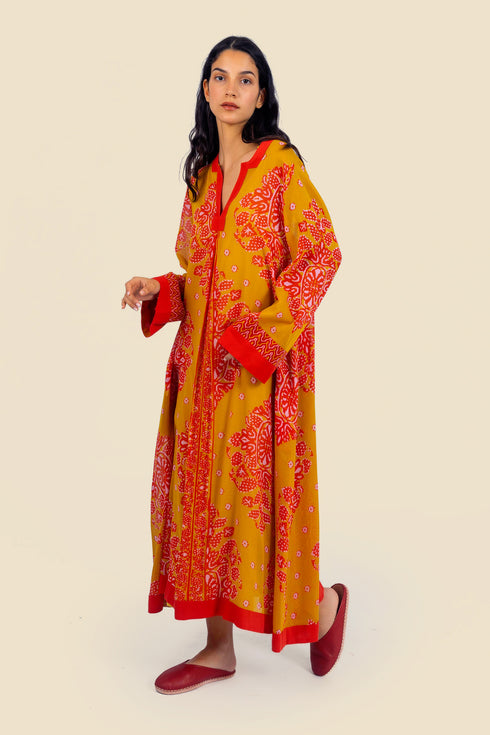 Long kaftan dress with round neckline with opening