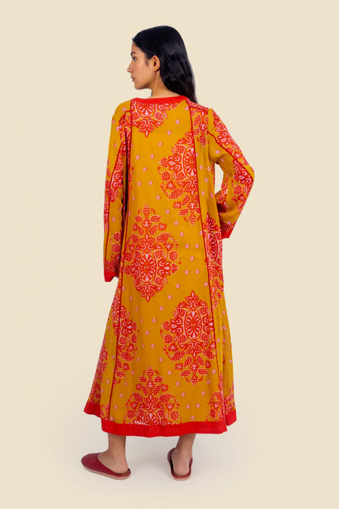Long kaftan dress with round neckline with opening