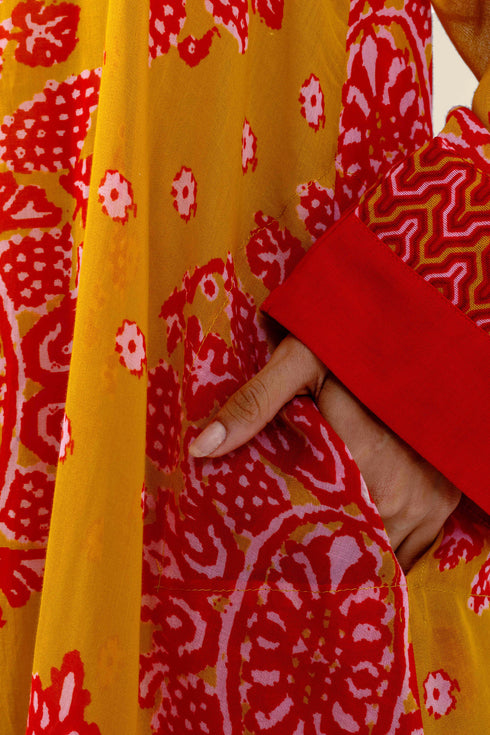 Long kaftan dress with round neckline with opening