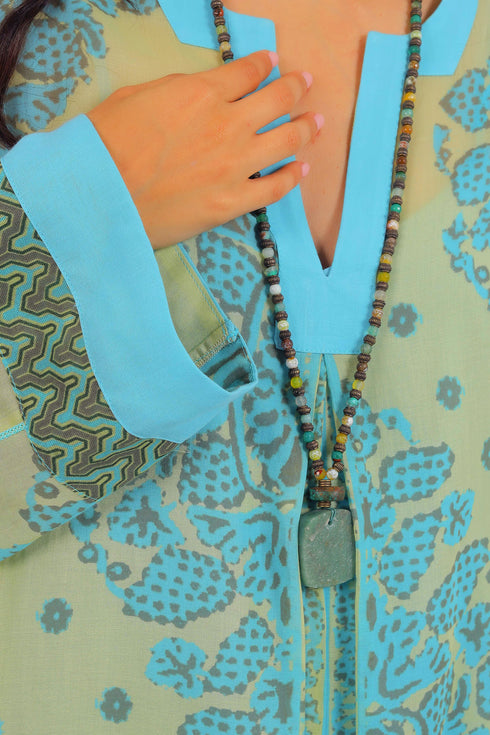 Long kaftan dress with round neckline with opening