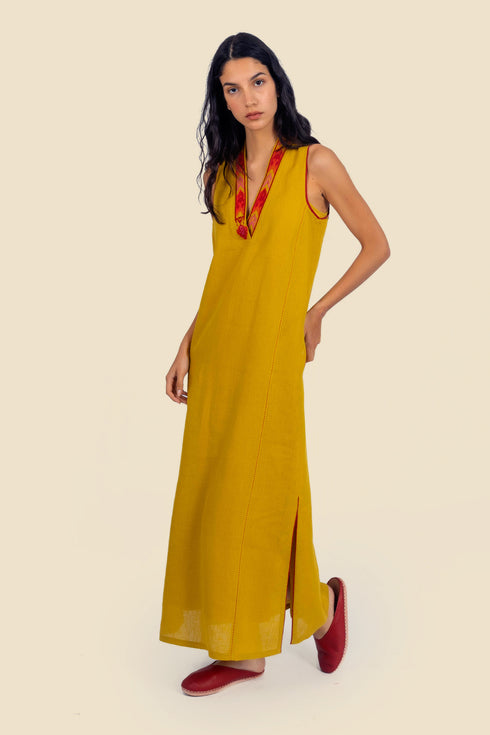Sleeveless long dress in linen with v-neckline